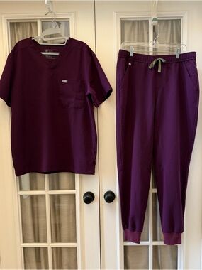 Men’s Large Purple Plum Scrubs Set w/ Tansen Joggers EUC